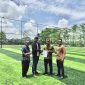 MENYERAHKAN :  Direktur Utama PT Permata Energi Borneo, Noor Febriyanto, didampingi  Pihak Penerbit saat menyerahkan lapangan mini soccer kepada kepala sekolah SMAN 2 Sampit Drs. Kodarahim belum lama ini.(IST)