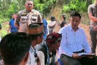 HADIRI : Bupati Lamandau, Rizky Aditya Putra saat menghadiri mediasi dengan masyarakat, di wilayah PBS Kabupaten Lamandau, belum lama ini.(IST)