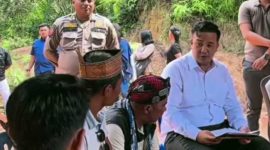 HADIRI : Bupati Lamandau, Rizky Aditya Putra saat menghadiri mediasi dengan masyarakat, di wilayah PBS Kabupaten Lamandau, belum lama ini.(IST)