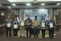 FOTO BERSAMA : Wakil Gubernur Kalteng H. Edy Pratowo, saat foto bersama usai melakukan Pertemuan Bidang TPPS Tahun 2025 yang digelar di Aula Eka Hapakat, Kantor Gubernur Kalteng, Jumat (12/9/2025).(IST)