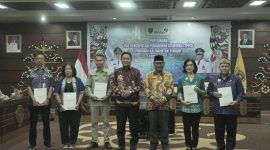FOTO BERSAMA : Wakil Gubernur Kalteng H. Edy Pratowo, saat foto bersama usai melakukan Pertemuan Bidang TPPS Tahun 2025 yang digelar di Aula Eka Hapakat, Kantor Gubernur Kalteng, Jumat (12/9/2025).(IST)