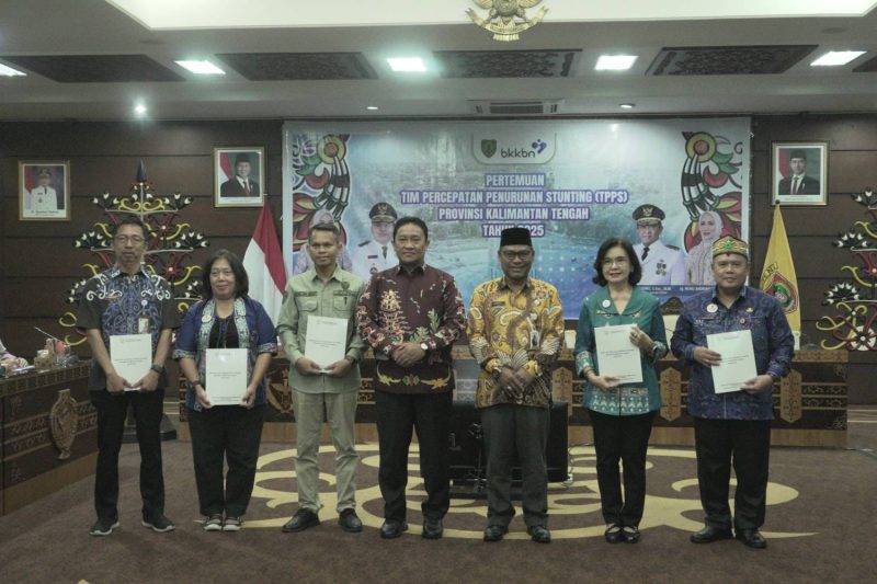 FOTO BERSAMA : Wakil Gubernur Kalteng H. Edy Pratowo, saat foto bersama usai melakukan Pertemuan Bidang TPPS Tahun 2025 yang digelar di Aula Eka Hapakat, Kantor Gubernur Kalteng, Jumat (12/9/2025).(IST)