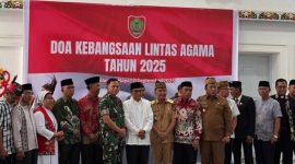 FOTO BERSAMA: Gubernur Kalteng Agustiar Sabran beserta Wakil Gubernur Edy Pratowo saat foto bersama dengan tokoh agama usai doa Kebangsaan Lintas Agama Tahun 2025 yang digelar di Istana Isen Mulang, Rumah Jabatan Gubernur Kalteng, Selasa (2/9/2025).(IST)