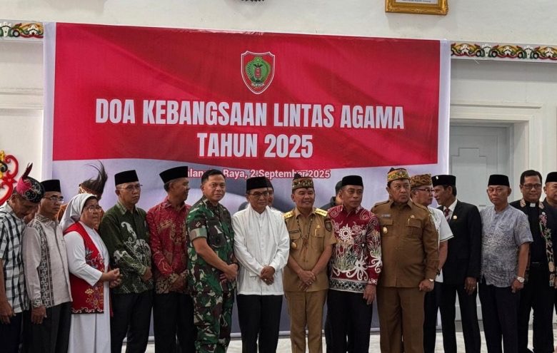 FOTO BERSAMA: Gubernur Kalteng Agustiar Sabran beserta Wakil Gubernur Edy Pratowo saat foto bersama dengan tokoh agama usai doa Kebangsaan Lintas Agama Tahun 2025 yang digelar di Istana Isen Mulang, Rumah Jabatan Gubernur Kalteng, Selasa (2/9/2025).(IST)