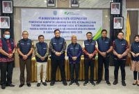 FOTO BERSAMA: Bupati Lamandau Rizky Aditya Putra dan unsur Forkopimda Kabupaten Lamandau saat Foto bersama dengan Kepala Kantor Wilayah BPJS Ketenagakerjaan Kalimantan, Erfan Kurniawan, di Aula Setda setempat, Kamis (28/8).(IST)