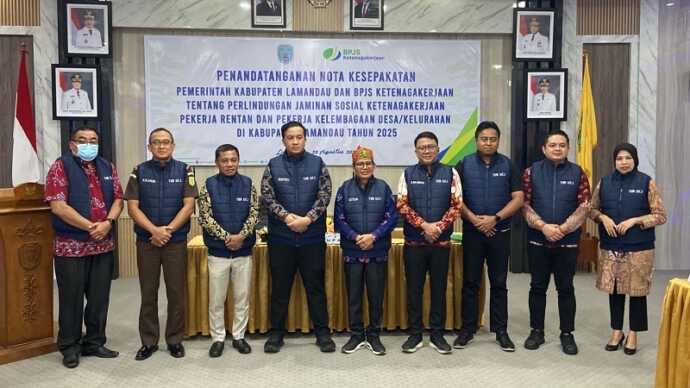 FOTO BERSAMA: Bupati Lamandau Rizky Aditya Putra dan unsur Forkopimda Kabupaten Lamandau saat Foto bersama dengan Kepala Kantor Wilayah BPJS Ketenagakerjaan Kalimantan, Erfan Kurniawan, di Aula Setda setempat, Kamis (28/8).(IST)