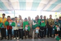 MENYERAHKAN : Gubernur Kalteng H. Agustiar Sabran saat menyerahkan secara simbolis paket sembako kepada masyarakat secara gratis pada kegiatan Pasar Murah yang digelar di halaman Kantor Gubernur, Kamis (25/9/2025).(IST)
