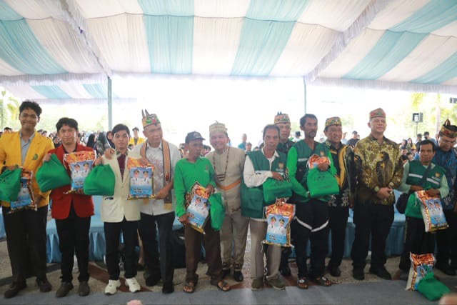 MENYERAHKAN : Gubernur Kalteng H. Agustiar Sabran saat menyerahkan secara simbolis paket sembako kepada masyarakat secara gratis pada kegiatan Pasar Murah yang digelar di halaman Kantor Gubernur, Kamis (25/9/2025).(IST)

