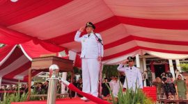 INSPEKTUR UPACARA : Bupati Lamandau, Rizky Aditya Putra, saat bertindak sebagai inspektur upacara pada HUT RI di halaman kantor Bupati setempat, Minggu sore (17/8/2025).(IST)