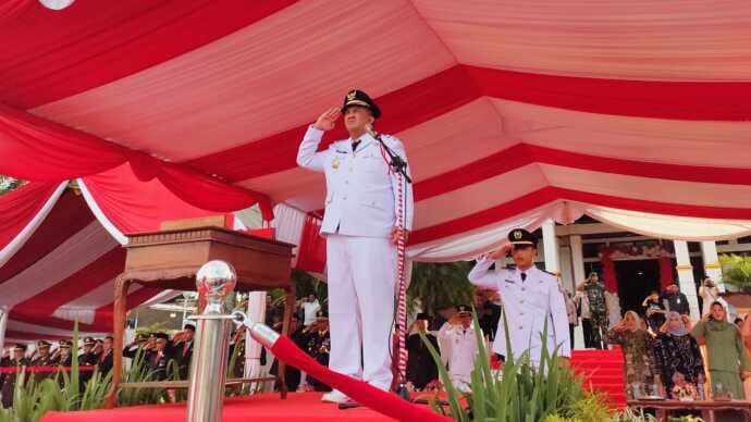 INSPEKTUR UPACARA : Bupati Lamandau, Rizky Aditya Putra, saat bertindak sebagai inspektur upacara pada HUT RI di halaman kantor Bupati setempat, Minggu sore (17/8/2025).(IST)