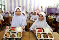 MAKANAN GRATIS : Sejumlah siswa saat mengikuti pelaksanaan program Makan Bergizi Gratis (MBG) di salah satu sekolah di  Jakarta beberapa waktu lalu.(IST)