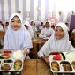 MAKANAN GRATIS : Sejumlah siswa saat mengikuti pelaksanaan program Makan Bergizi Gratis (MBG) di salah satu sekolah di  Jakarta beberapa waktu lalu.(IST)