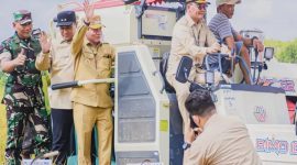 PANEN RAYA : Gubernur Kalteng Agustiar Sabran memimpin pelaksanaan panen raya padi di Desa Terusan Makmur Kecamatan Bataguh Kabupaten Kapuas, beberapa waktu lalu.(IST)