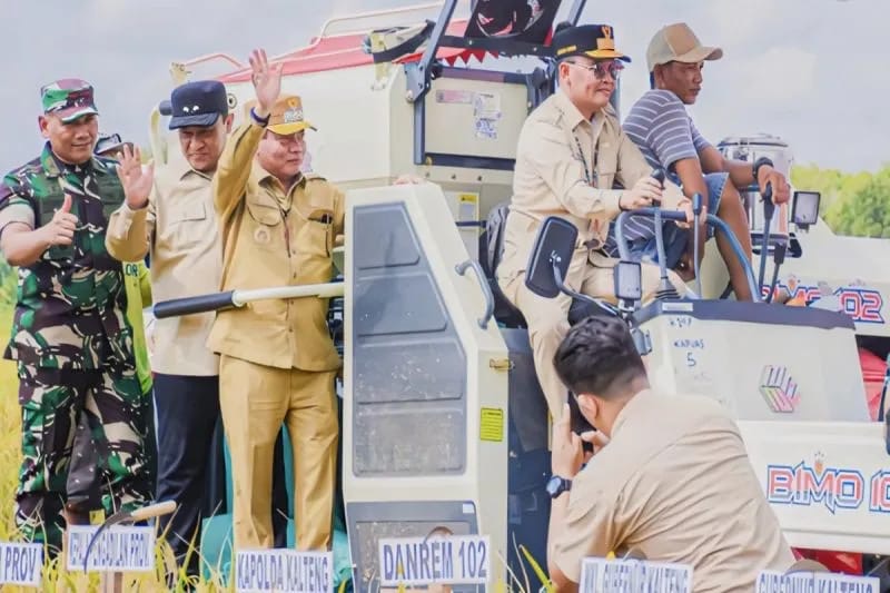 PANEN RAYA : Gubernur Kalteng Agustiar Sabran memimpin pelaksanaan panen raya padi di Desa Terusan Makmur Kecamatan Bataguh Kabupaten Kapuas, beberapa waktu lalu.(IST)