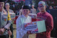 BERI BANTUAN : Gubernur H. Agustiar Sabran memberikan bantuan kepada masyarakat saat Tabligh Akbar dan Doa Bersama memperingati Maulid Nabi Muhammad SAW 1447 H/2025 M yang digelar di Lapangan Barigas Polda Kalteng, Kamis (4/9/2025).(IST)