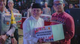 BERI BANTUAN : Gubernur H. Agustiar Sabran memberikan bantuan kepada masyarakat saat Tabligh Akbar dan Doa Bersama memperingati Maulid Nabi Muhammad SAW 1447 H/2025 M yang digelar di Lapangan Barigas Polda Kalteng, Kamis (4/9/2025).(IST)