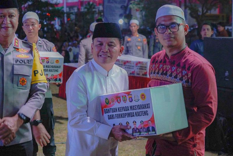 BERI BANTUAN : Gubernur H. Agustiar Sabran memberikan bantuan kepada masyarakat saat Tabligh Akbar dan Doa Bersama memperingati Maulid Nabi Muhammad SAW 1447 H/2025 M yang digelar di Lapangan Barigas Polda Kalteng, Kamis (4/9/2025).(IST)