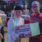 BERI BANTUAN : Gubernur H. Agustiar Sabran memberikan bantuan kepada masyarakat saat Tabligh Akbar dan Doa Bersama memperingati Maulid Nabi Muhammad SAW 1447 H/2025 M yang digelar di Lapangan Barigas Polda Kalteng, Kamis (4/9/2025).(IST)