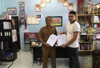 MENERIMA : Kepala SMAN 2 Sampit Drs.Kodarahim saat menerima surat penyerahan pembangunan lapangan mini soccer, Kamis (4/9/2025).(IST)