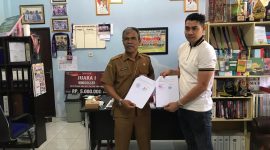 MENERIMA : Kepala SMAN 2 Sampit Drs.Kodarahim saat menerima surat penyerahan pembangunan lapangan mini soccer, Kamis (4/9/2025).(IST)