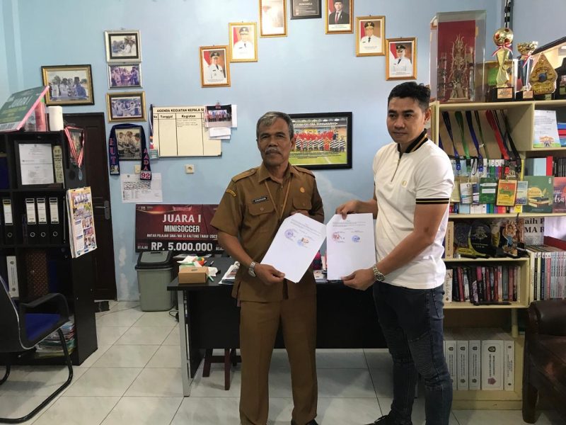 MENERIMA : Kepala SMAN 2 Sampit Drs.Kodarahim saat menerima surat penyerahan pembangunan lapangan mini soccer, Kamis (4/9/2025).(IST)