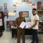 MENERIMA : Kepala SMAN 2 Sampit Drs.Kodarahim saat menerima surat penyerahan pembangunan lapangan mini soccer, Kamis (4/9/2025).(IST)