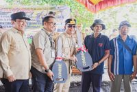 SERAHKAN : Gubernur Kalteng Agustiar Sabran saat menyerahkan bantuan alsintan kepada petani di Kabupaten Kapuas, beberapa waktu lalu.(IST)