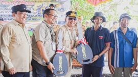 SERAHKAN : Gubernur Kalteng Agustiar Sabran saat menyerahkan bantuan alsintan kepada petani di Kabupaten Kapuas, beberapa waktu lalu.(IST)