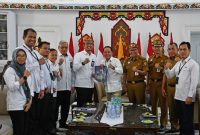 FOTO BERSAMA: Gubernur Kalimantan Tengah, H.Agustiar Sabran, saat foto bersama dengan BPKP Perwakilan Kalteng Ilham Nurhidayat, usai menyerahkan laporan Eksekutif Daerah Semester I Tahun 2025, di Istana Isen Mulang, Senin (20/10/2025).(IST)