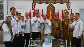 FOTO BERSAMA: Gubernur Kalimantan Tengah, H.Agustiar Sabran, saat foto bersama dengan BPKP Perwakilan Kalteng Ilham Nurhidayat, usai menyerahkan laporan Eksekutif Daerah Semester I Tahun 2025, di Istana Isen Mulang, Senin (20/10/2025).(IST)