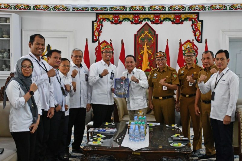 FOTO BERSAMA: Gubernur Kalimantan Tengah, H.Agustiar Sabran, saat foto bersama dengan BPKP Perwakilan Kalteng Ilham Nurhidayat, usai menyerahkan laporan Eksekutif Daerah Semester I Tahun 2025, di Istana Isen Mulang, Senin (20/10/2025).(IST)