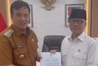 SERAHKAN : Bupati Lamandau, Rizky Aditya Putra saat menyerahkan proposal BUMDES di ruang kerjanya Menteri Desa dan PDTT, H. Yandri Susanto, Jakarta Senin (29/9.2025) kemarin.(IST)