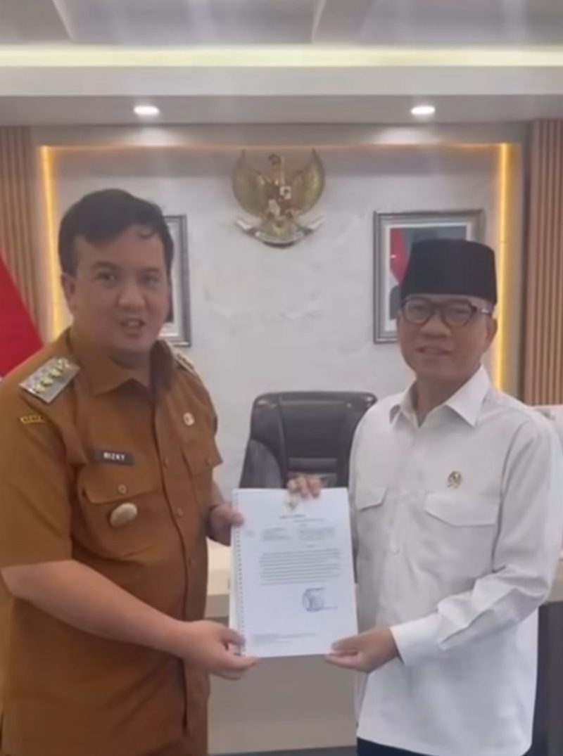 SERAHKAN : Bupati Lamandau, Rizky Aditya Putra saat menyerahkan proposal BUMDES di ruang kerjanya Menteri Desa dan PDTT, H. Yandri Susanto, Jakarta Senin (29/9.2025) kemarin.(IST)