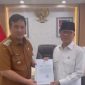 SERAHKAN : Bupati Lamandau, Rizky Aditya Putra saat menyerahkan proposal BUMDES di ruang kerjanya Menteri Desa dan PDTT, H. Yandri Susanto, Jakarta Senin (29/9.2025) kemarin.(IST)