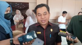 DIWAWANCARAI: Ketua DPRD Kotim, Rimbun, saat diwawancarai awak media usai rapat paripurna belum lama ini.