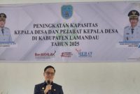PAPARAN : Diskominfostandi Lamandau Herwinson saat melaksanakan pemaparan materi tentang keterbukaan informasi kepada sejumlah kepada desa, belum lama ini.(IST)