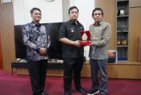 TERIMA : Bupati Lamandau, Rizky Aditya Putra saat menerima Kunjungan kerja Anggota Ombudsman RI Jemsly Hutabarat di Kantor Bupati, Sabtu (4/10).(IST)