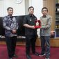 TERIMA : Bupati Lamandau, Rizky Aditya Putra saat menerima Kunjungan kerja Anggota Ombudsman RI Jemsly Hutabarat di Kantor Bupati, Sabtu (4/10).(IST)