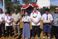 SERAHKAN: Bupati Lamandau Rizky Aditya Putra, disaksikan Management PT SLR menyerahkan dana kompensasi dari PT SLR kepada warga setempat, Rabu (8/10/2025).(IST)