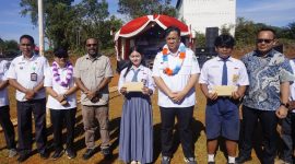 SERAHKAN: Bupati Lamandau Rizky Aditya Putra, disaksikan Management PT SLR menyerahkan dana kompensasi dari PT SLR kepada warga setempat, Rabu (8/10/2025).(IST)