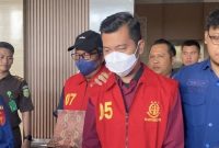 MENGIRING : Penyidik Kejati Kalteng saat mengiring Reson Rusdianto dan FIO menuju mobil tahanan setelah menjalani pemeriksaan di kantor Kejati Palangka Raya, Kamis (23/10/2025).(IST)