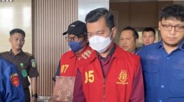 MENGIRING : Penyidik Kejati Kalteng saat mengiring Reson Rusdianto dan FIO menuju mobil tahanan setelah menjalani pemeriksaan di kantor Kejati Palangka Raya, Kamis (23/10/2025).(IST)