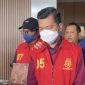 MENGIRING : Penyidik Kejati Kalteng saat mengiring Reson Rusdianto dan FIO menuju mobil tahanan setelah menjalani pemeriksaan di kantor Kejati Palangka Raya, Kamis (23/10/2025).(IST)