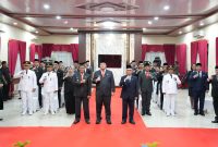 FOTO BERSAMA : Bupati Lamandau Rizky Aditya Putra saat foto bersama usai melantik 32 pejabat administrator dan pengawas di lingkungan Pemkab Lamandau, Kamis (23/10/2025) malam.(IST)