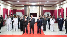 FOTO BERSAMA : Bupati Lamandau Rizky Aditya Putra saat foto bersama usai melantik 32 pejabat administrator dan pengawas di lingkungan Pemkab Lamandau, Kamis (23/10/2025) malam.(IST)