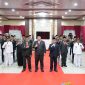 FOTO BERSAMA : Bupati Lamandau Rizky Aditya Putra saat foto bersama usai melantik 32 pejabat administrator dan pengawas di lingkungan Pemkab Lamandau, Kamis (23/10/2025) malam.(IST)