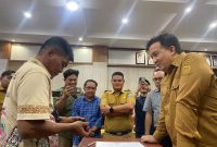 PENANDATANGANAN: Bupati Lamandau Rizky Aditya Putra, saat melakukan mediasi konflik dan penandatanganan antara perusahaan dan warga lima desa, belum lama ini.(IST)