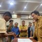 PENANDATANGANAN: Bupati Lamandau Rizky Aditya Putra, saat melakukan mediasi konflik dan penandatanganan antara perusahaan dan warga lima desa, belum lama ini.(IST)