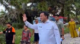 MENINJAU : Bupati Lamandau Rizki Aditya Putra turun langsung menyapa warga yang terdampak banjir Minggu (21/9/2025).(IST)