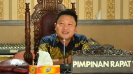PIMPIN : Ketua Komisi III DPRD Kotim, Dadang Siswanto, saat memimpin Rapat, Senin (13/10)